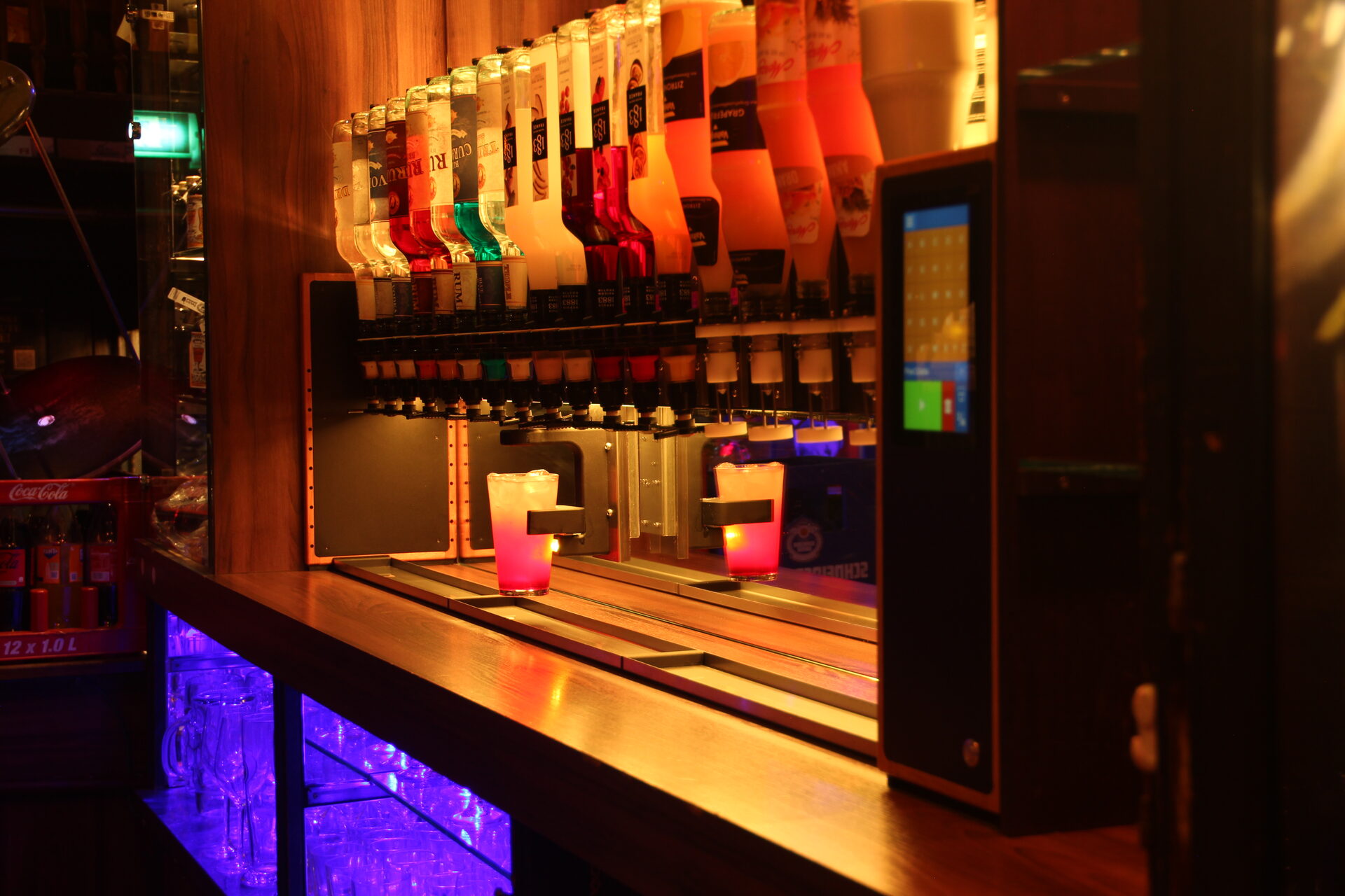 Cocktail Joe — warm beleuchtete Frontalansicht der Maschine