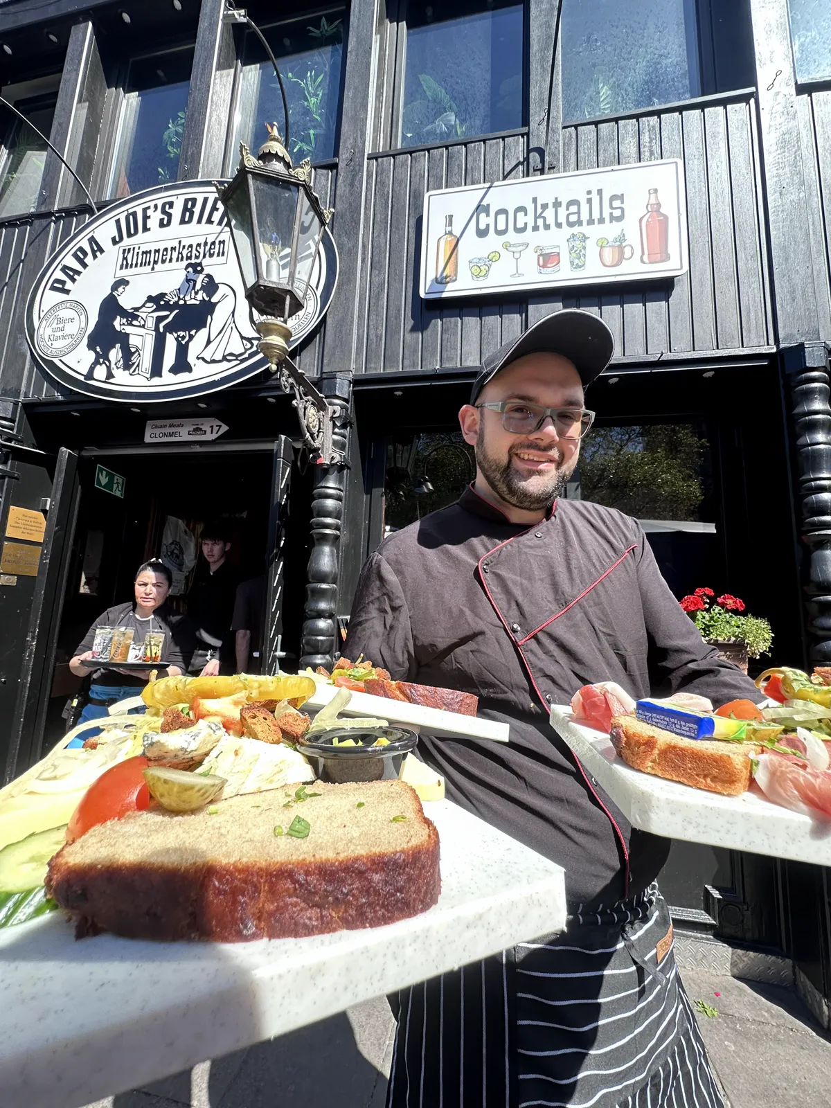 Küchenchef Michi vor dem Klimperkasten