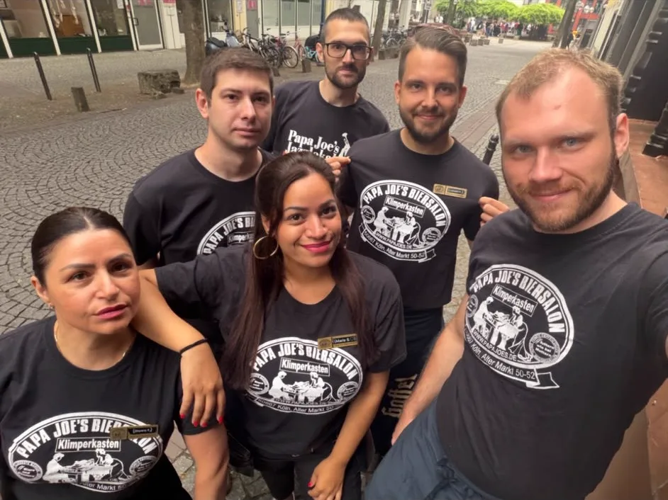 Ein Teil des Klimperkasten-Teams vor dem Lokal